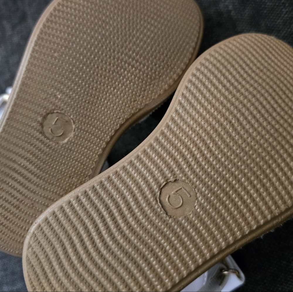 Mudd White Floral Kids Sandals - Picture 5 of 9